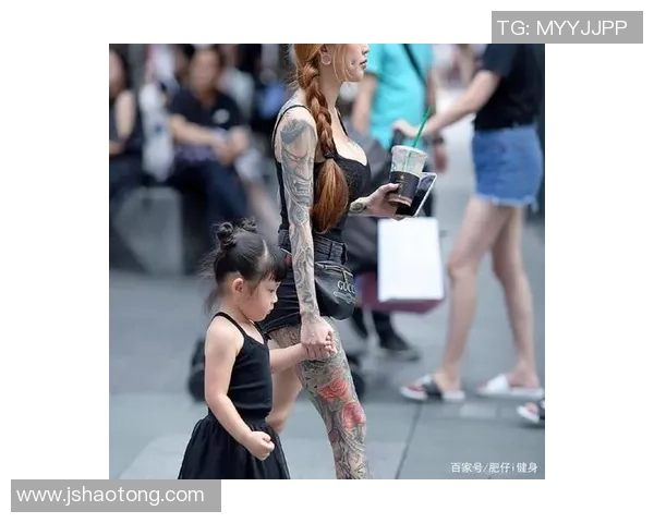 路人偶遇足球明星瞬间定格温馨合影传递梦想与热爱